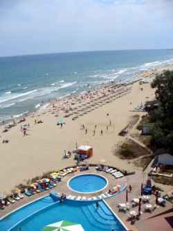 Ausblick vom Hotel auf Pool und Strand