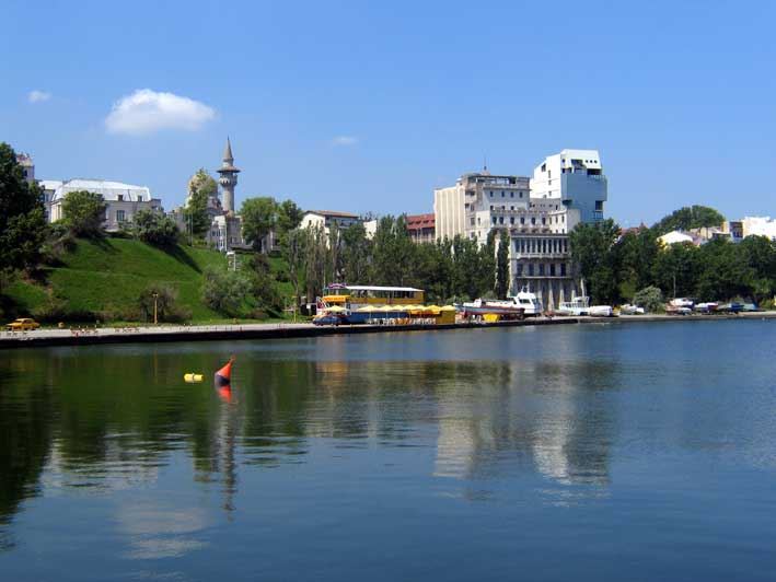 Frachtschiff vor dem Hafen in Costinesti Frachtschiff vor dem Hafen in Costinesti